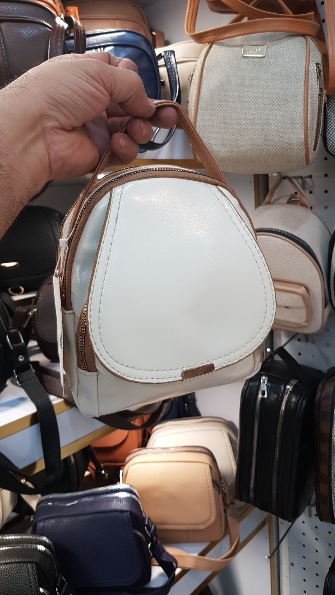 کیف دستی و دوشی زنانه مدل رزا رنگ مشکی با طراحی مینیمال و زیپ فلزی